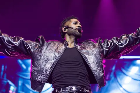 Jason Derulo rockt die Bühne in Deutschland in einer auffälligen Lederjacke mit weißen Stickereien.