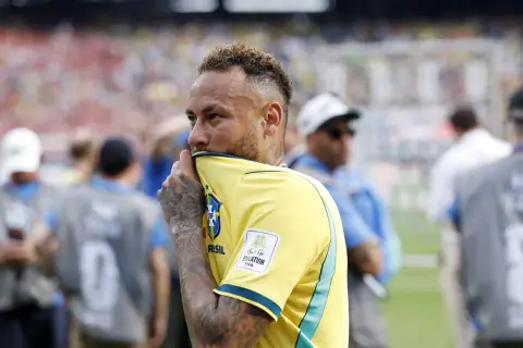 Neymar w żółtej koszulce Brazylii, zamyślony, jakby czuł, że to koniec kariery.