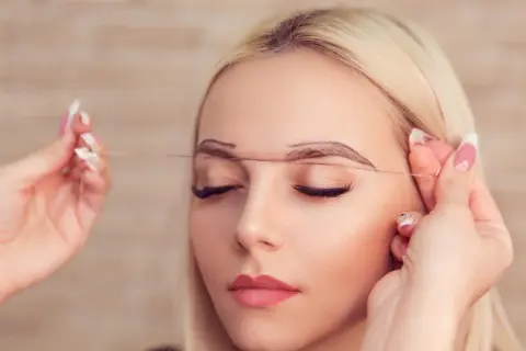 Kobieta z zaznaczonymi brwiami, przygotowanie do zabiegu microblading brwi co to jest.