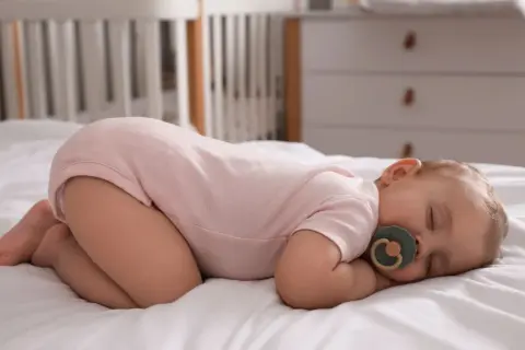 Dlaczego dziecko śpi z pupą do góry? Odkryj naturalne powody