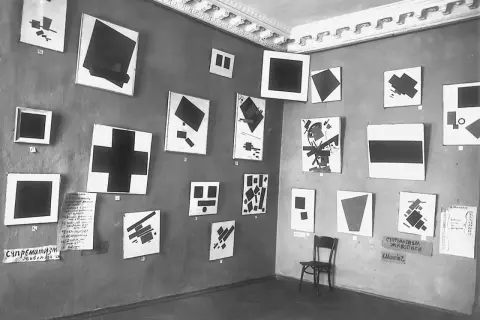 Eine Galerie zeigt Werke des Suprematismus, darunter viele schwarze Quadrate und andere geometrische Formen.