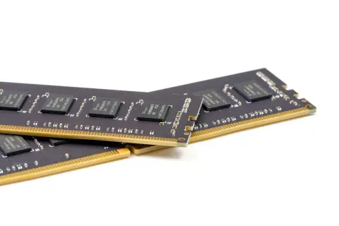 Moduły pamięci RAM na białym tle. Czy 32 GB to dużo? Taka ilość pamięci RAM zapewnia płynność działania nawet w wymagających grach i programach.