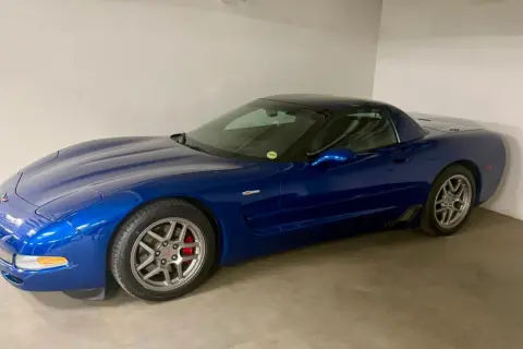 Blå Corvette C5 till salu, en ikonisk sportbil med tidlös design.