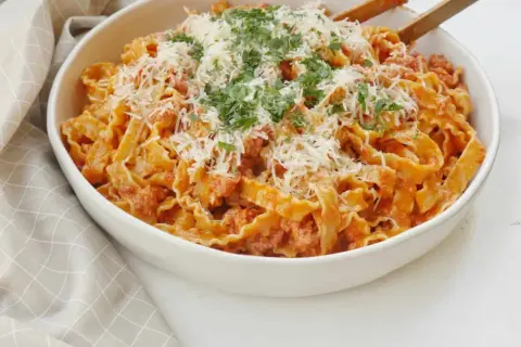 En stor skål med salsicciapasta, toppad med riven parmesan och persilja. Benjamin skulle älska denna krämiga rätt!