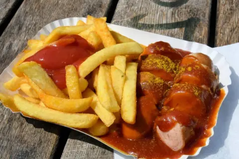 Leckere Currywurst mit Pommes, perfekt zum Currywurst selber machen.