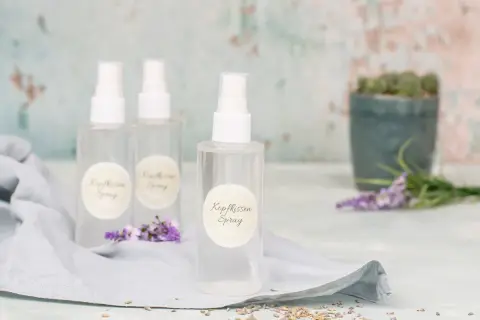 Drei Sprühflaschen mit Lavendelduft, perfekt zum Kissenspray selber machen. Ein Hauch von Entspannung für Ihr Zuhause.