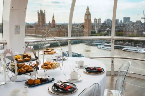 Un delizioso afternoon tea a Londra, con vista sul Tamigi e sul Parlamento. Dolci e salati su più livelli, pronti per essere gustati.