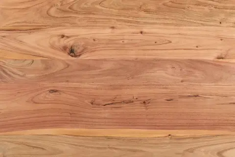 Holzmaserung von Akazienholz, ideal für die Akazienholz Pflege. Natürliche Brauntöne mit Astlöchern.