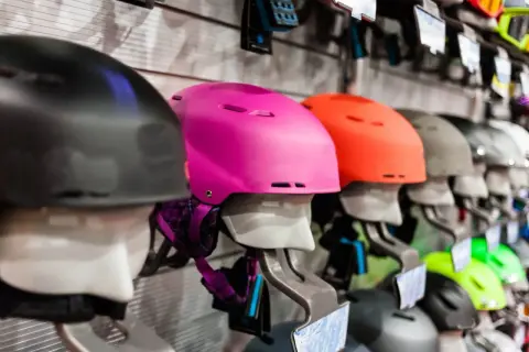 Kask na narty - jak wybrać bezpieczny i komfortowy model?