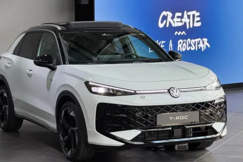 Biały Volkswagen T-Roc 2025 z czarnym dachem i felgami, gotowy by "CREATE LIKE A ROCSTAR".