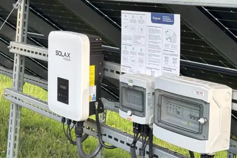 Falownik nie startuje. Widoczny biały falownik Solax Power, skrzynka przyłączeniowa Keno i RST PV, instrukcja obsługi paneli fotowoltaicznych.