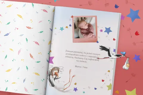 Gotowe dedykacje do książki: zdjęcie noworodka i bocian niosący dziecko. "Kochamy Cię najbardziej na świecie. Mama i Tata.
