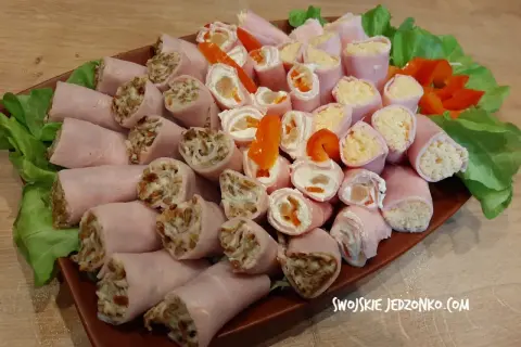 Pyszne przekąski na imprezę: roladki z szynki z farszem z serka i warzyw lub z ziarnami.