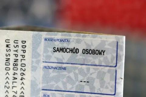 Dowód rejestracyjny samochodu osobowego. Jazda z zatrzymanym dowodem rejestracyjnym to ryzyko mandatu i problemów.