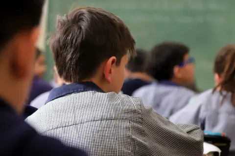 Dzieci słuchają lekcji. Dbałość o zdrowie to ważny element edukacji zdrowotnej, który powinien znaleźć się w każdym programie nauczania.