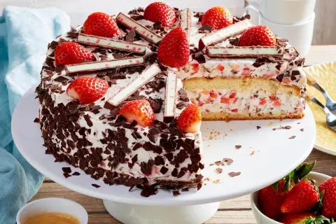 Eine köstliche Yogurette Torte mit frischen Erdbeeren und Schokostückchen, bereit zum Genießen.