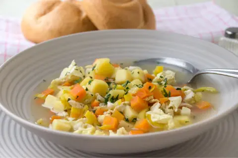 Herzhafte Gemüsesuppe mit Chinakohl, Kartoffeln und Karotten. Ein leckeres Gericht, das sich gut für Chinakohl Rezepte eignet.