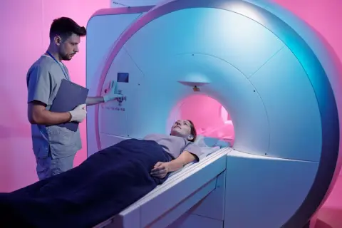 Rezonans z kontrastem: skutki uboczne, bezpieczeństwo i nerki