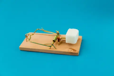 Piège à souris avec un morceau de sucre. Attention aux offres trop alléchantes pour comment choisir sa mutuelle senior.