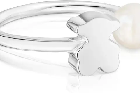 Anillo de plata con forma de oso y perla. Un diseño tierno y elegante para lucir tus tous anillos plata.