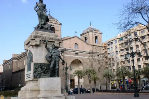 Monumento a Agustina de Aragón en la plaza del Portillo, Zaragoza, con la iglesia de Nuestra Señora del Portillo al fondo.
