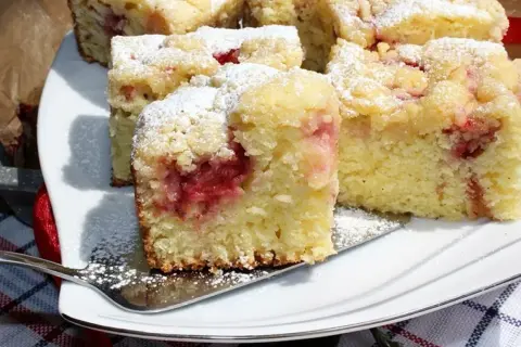 Błyskawiczne i super łatwe ciasto z owocami, posypane cukrem pudrem. Pyszne, domowe i zawsze udane!