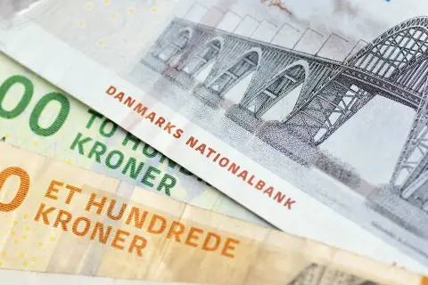 Dwie duńskie korony: 100 i 200. Na banknocie 200 widnieje most, a na 100 - napis "ET HUNDREDE KRONER".