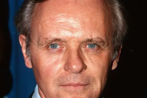 Nahaufnahme von Sir Anthony Hopkins, dessen blaue Augen und Falten an seine ikonischen Rollen in **filme von Anthony Hopkins** erinnern.