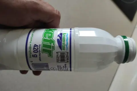 Kefir Krasnystaw 420g, idealny na zdrową przekąskę. Sprawdź jego wartości odżywcze i kcal!