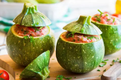 Délicieux légumes farcis ronds, garnis d'une farce savoureuse et parsemés de persil frais.