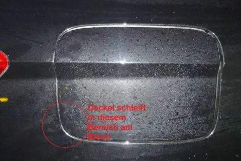 Der Tankdeckel geht nicht auf, weil er in diesem Bereich am Blech schleift.