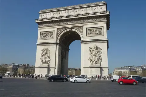 L'Arc de Triomphe, situé sur la place Charles-de-Gaulle, est un monument emblématique de Paris. Quel arrondissement abrite-t-il ?