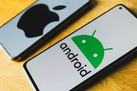 Dwa telefony: jeden z logo Androida, drugi z logo Apple.