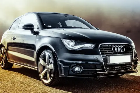 Czarny Audi A1 na drodze. Idealny wybór dla Twojego biznesu dzięki opcji leasing finansowy.
