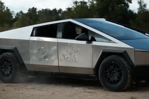 Tesla Cybertruck ile kosztuje? Ten pancerny pojazd z widocznymi śladami po kulach wygląda imponująco.