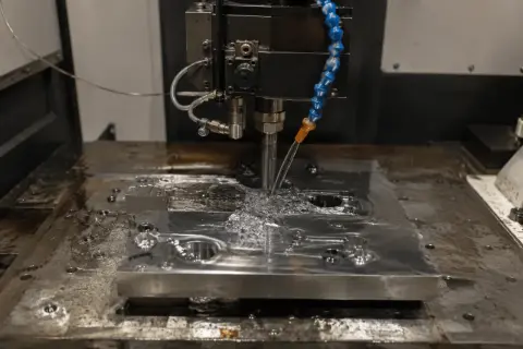 Elektroda w maszynie CNC precyzyjnie obrabia metal, tworząc skomplikowane kształty. To właśnie elektroda co to jest klucz do tej technologii.