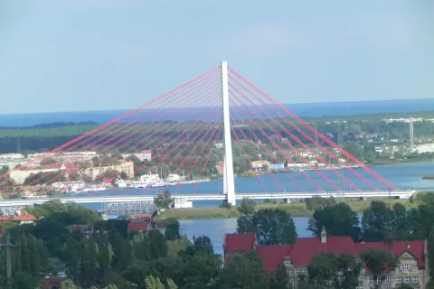 Most im. Jana Stacha w Gdańsku, z czerwonymi linami i widokiem na morze.