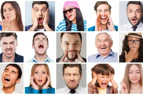 Różne rodzaje uśmiechu i emocji na twarzach ludzi: od zdziwienia, przez radość, po złość i strach.