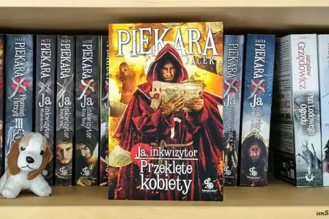 Okładka książki "Ja, inkwizytor. Przeklęte kobiety" Jacka Piekary na tle innych książek.