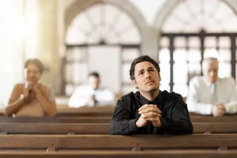 Czy wypisanie się z religii to grzech? Zrozum konsekwencje tej decyzji