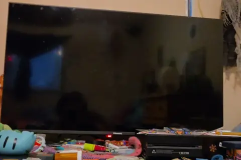Czerwona dioda na telewizorze Hisense sugeruje, że można go włączyć bez pilota.