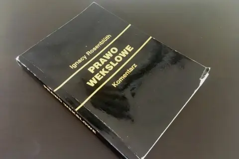 Czarna okładka książki "Prawo wekslowe" Ignacego Rosenblütha, z widocznymi śladami użytkowania.