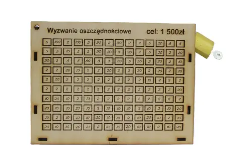 Drewniana skarbonka na kłódkę z wyzwaniem oszczędnościowym na 1500 zł. Siatka pól z nominałami monet do zaznaczania.