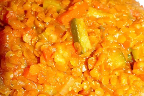 Un plat réconfortant de lentilles corail mijotées avec des carottes et des courgettes.
