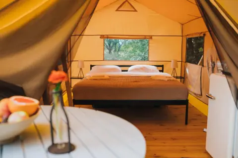 Wygodne łóżko w namiocie, czyli glamping co to? Luksusowy nocleg na łonie natury.