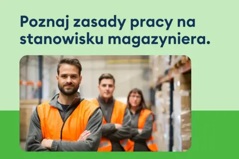Trzech pracowników magazynu w kamizelkach odblaskowych, z przodu mężczyzna z rękami skrzyżowanymi na piersi.