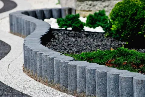Obrzeża ogrodowe: wybierz idealne + praktyczny montaż DIY