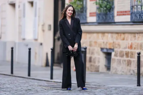 Jak ubrać się do teatru? Eleganckie stylizacje i unikanie gaf