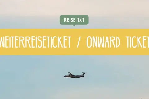 Ein Flugzeug fliegt am Himmel, während ein gelbes Banner "Weiterreiseticket / Onward Ticket" anzeigt. Perfekt für deine Reise nach Thailand!
