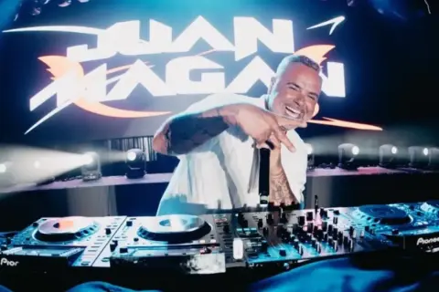 Juan Magán en concierto en Zaragoza, animando la fiesta con su música y energía.